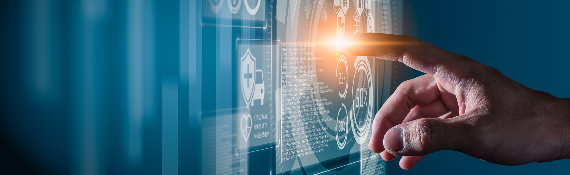 Une main tape sur l'écran d'ordinateur pour accéder aux systèmes numériques.