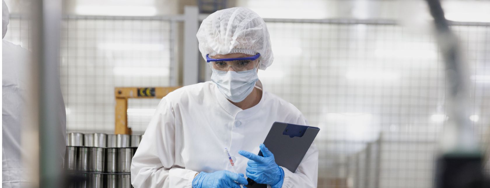 Inspection de la chaîne de production dans une usine agroalimentaire