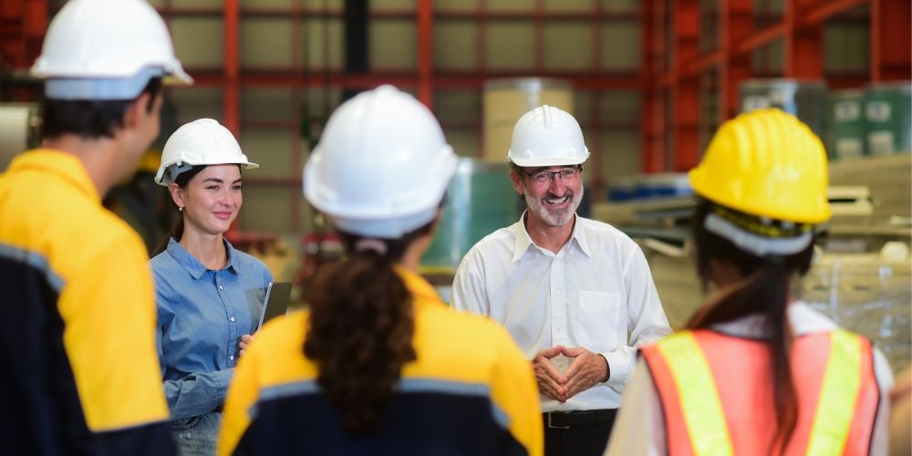 Ouvrier portant un casque, travaillant dans une usine industrielle ou un entrepôt
