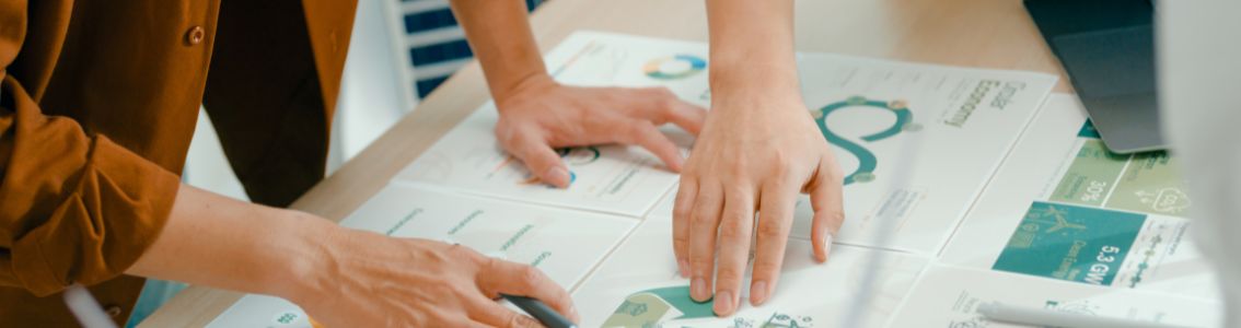 Gros plan sur des membres de l'équipe examinant des documents de certification