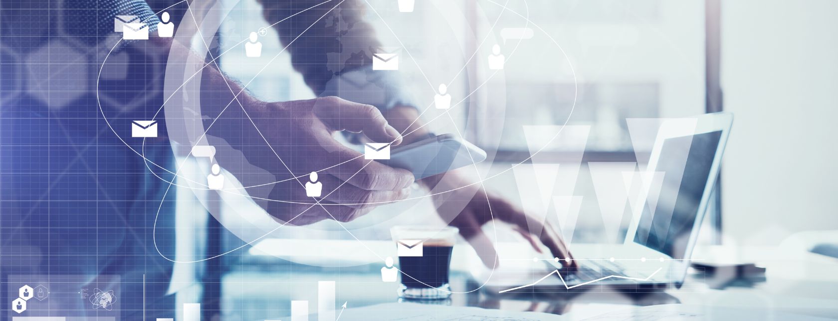 Homme d'affaires travaillant sur le design générique d'un ordinateur portable et d'un smartphone