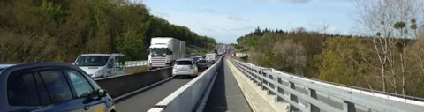 Autoroute et véhicule