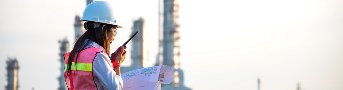Une femme ingénieur portant son équipement de protection individuelle