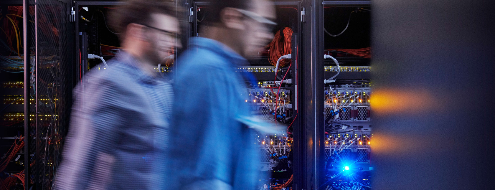 Deux hommes dans une salle de serveurs